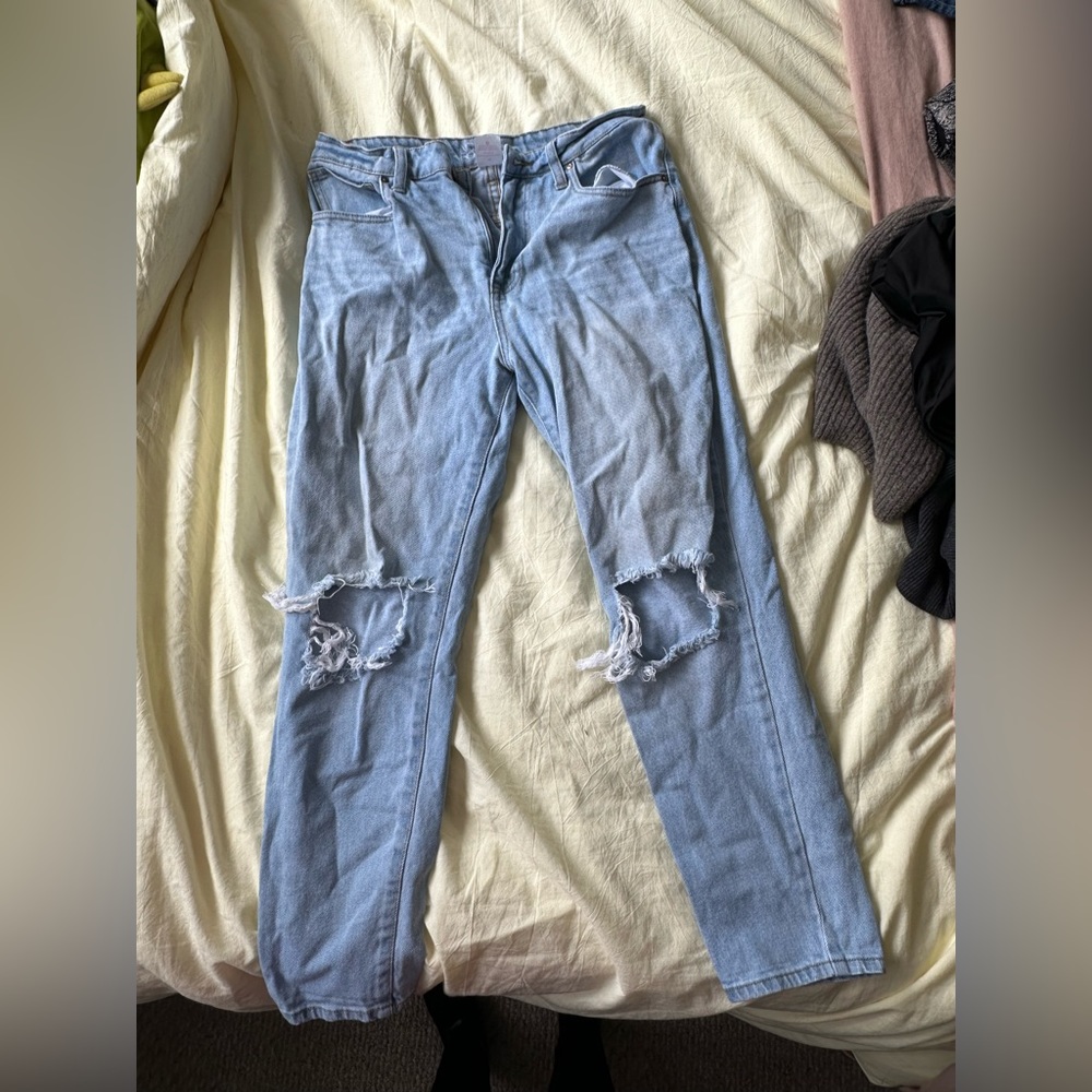 Light wash, ripped knee, straight, leg, mom jeans